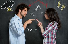 Ein Mann und eine Frau streiten sich und zeigen mit erhobenem Zeigefinger aufeinander.